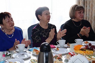 Цветы – мамам героев